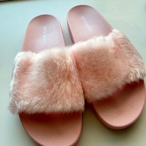 Steve Madden Softey Fuzzy Slides Light Pink Size 8 NWT Cozy Slippers